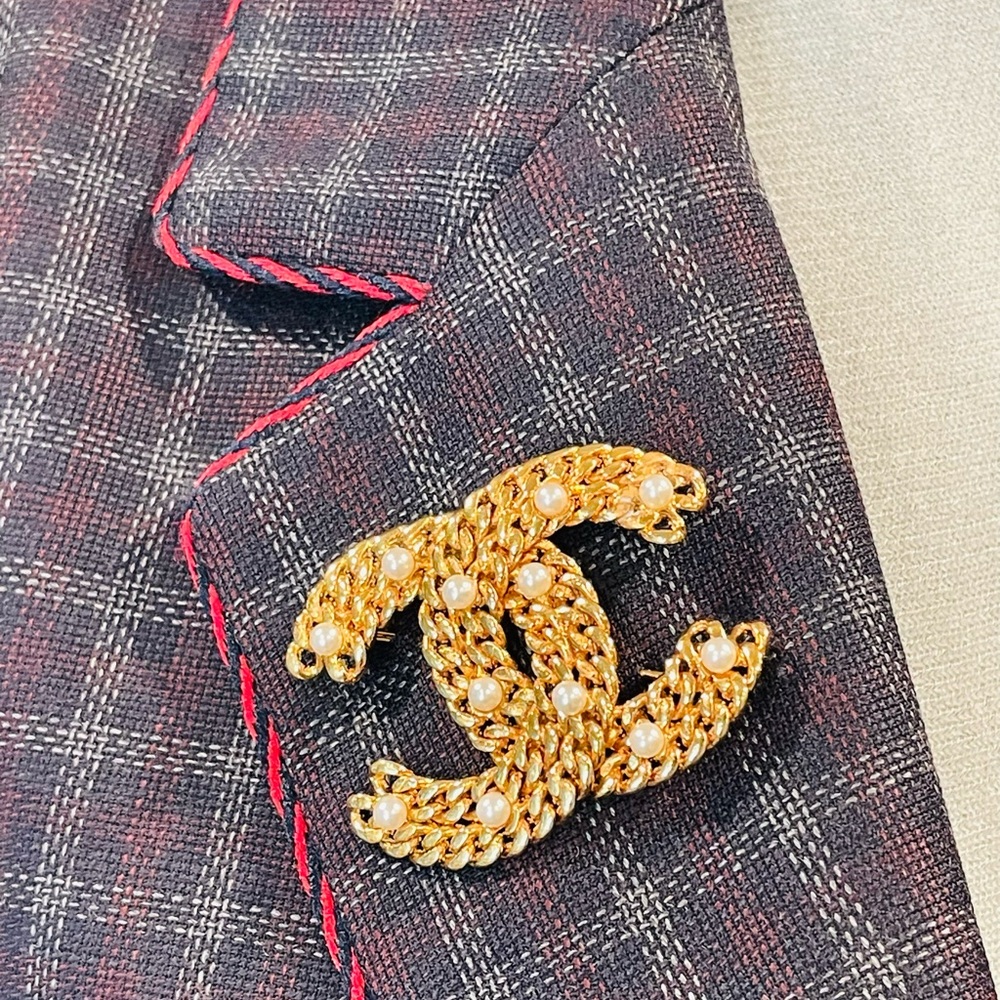 CHANEL chain link and faux pearl brooch, signed, never worn,  box&case, like new - Picture 2 of 14